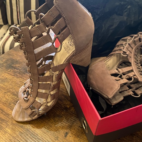 Vince Camuto Elanso Sandel in Taupe size 7.5 - Picture 2 of 6